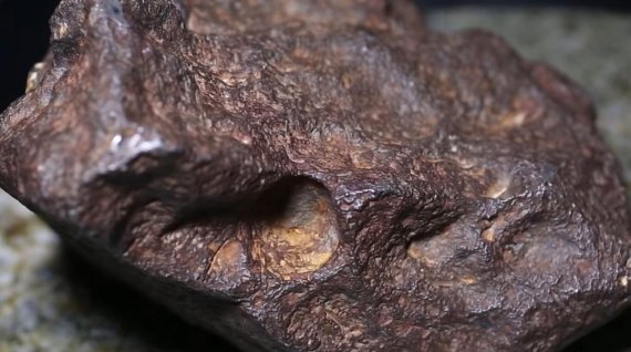 미국 미시건 주 에드모어 지역의 한 농장에서 보관하고 있던 돌이 희귀한 운석으로 밝혀졌다. 사진=CNN 갈무리