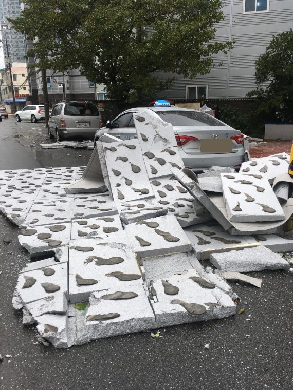 6일 오전 강풍으로 인해 울산시 남구 신정5동의 한 공동주택에서 외벽 마감재가 떨어져 주차 중인 택시를 덮쳤다. 다행히 인명피해는 발생하지 않았다.
