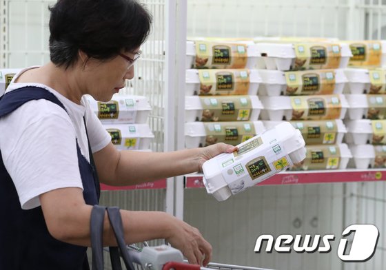 서울의 한 대형마트를 찾은 시민이 '동물복지' 인증을 받은 달걀을 살펴보고 있다. /사진=뉴스1