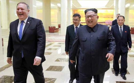 지난해 5월 마이크 폼페이오 미국 국무부 장관(왼쪽)과 김정은 북한 국무위원장이 파안대소하며 회담장으로 이동하고 있다. /사진=연합뉴스