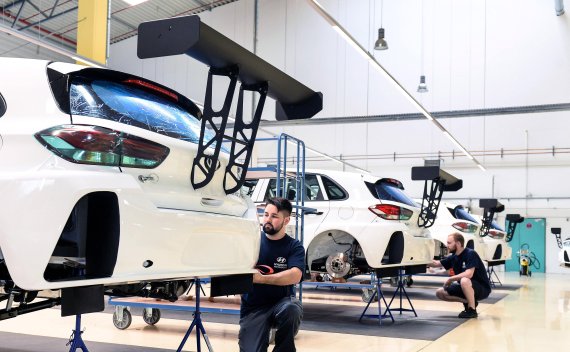 현대모터스포츠법인 TCR(투어링카) 워크숍에서 연구원이 현대차 'i30 N TCR' 차량을 점검하고 있다.