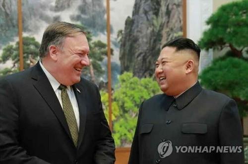 마이크 폼페이오 미국 국무부 장관(왼쪽)이 김정은 북한 국무위원장과 만나 대화를 나누고 있다. / 사진=연합뉴스
