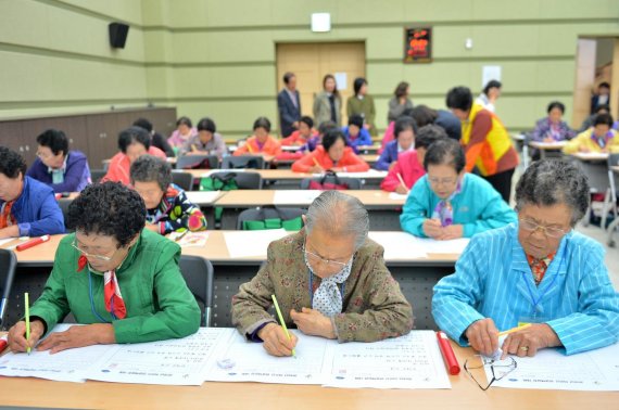 경남 남해군이 오는 19일부터 이틀간 남해유배문학관에서 제3회 남해평생학습축제를 개최한다. 사진은 지난해 열린 제2회 남해 평생학습축제에서 어르신들이 한글 백일장에 참여해 갈고 닦은 기량을 선보이고 있다./사진=남해군