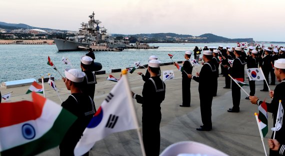 [fn포토] 인도 해군 구축함, 제주 국제관함식 참가 첫 입항