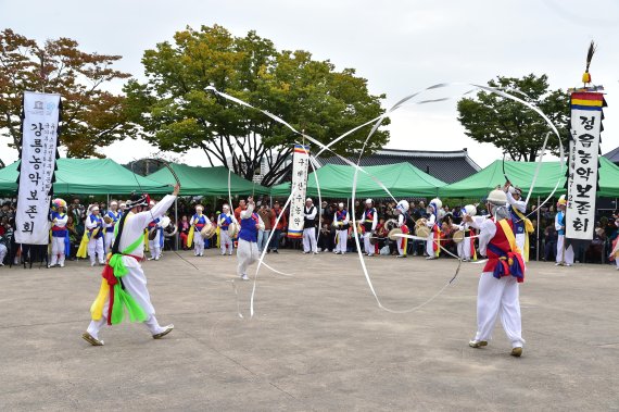 9일 경남 진주에서 제12회 대한민국 농악축제가 열린 가운데, 국가무형문화재인 △진주삼천포 △평택 △정읍 △강릉 △구례잔수 농악이 한바탕 신명난 공연을 펼치고 있다./사진=진주시