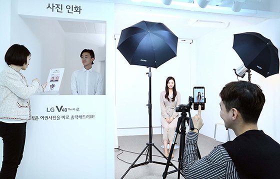 LG전자가 8일 서울 강남구 신사동 가로수길에 LG V40 ThinQ 체험존 'LG V40 ThinQ 스퀘어'를 오픈했다.