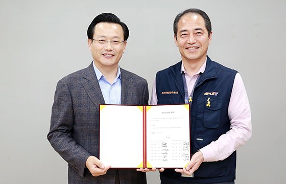 아시아나항공은 지난 8일 서울 강서구 아시아나타운 본사에서 '2018 임금교섭' 조인식을 실시했다. 아시아나항공 김이배 경영관리본부장(왼쪽)과 조종사노조 김영곤 위원장이 이날 조인식 후 기념 촬영을 하고 있다.