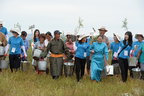 한국수자원공사 직원들이 몽골에서 물 환경 개선 사회공헌 활동을 하고 있다.