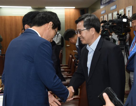 김동연 부총리 겸 기획재정부 장관이 9일 정부서울청사에서 열린 '고용·산업위기지역 간담회' 회의 시작에 앞서 참석자들과 악수하며 인사를 나누고 있다.