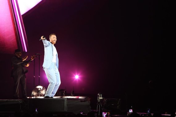 샘 스미스가 9일 서울 고척스카이돔에서 진행된 '현대카드 슈퍼콘서트 23 샘 스미스' 공연 무대에 올라 관객들의 호응을 유도하고 있다.