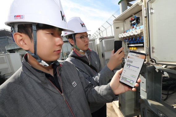 KT 직원이 서울 종로구 KT광화문빌딩 웨스트에서 건물에 설치된 사물인터넷 센서 박스를 활용해 건물의 기울어짐, 변형과 균열 등의 데이터를 측정하고 있다.