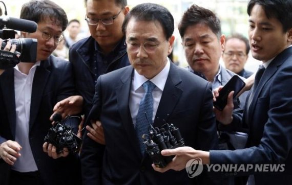 '채용비리 의혹' 조용병 신한지주 회장 영장심사 출석
