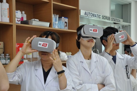 충남대학교 학생들이 VR기반 안전교육을 체험하고 있다.