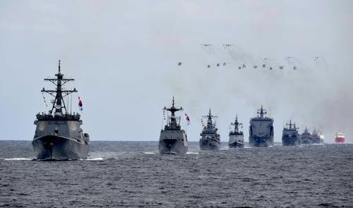 우리 해군은 9일 서귀포 앞바다에서 국내 함정과 항공기만으로 해상사열 리허설을 했다. [해군 제공]