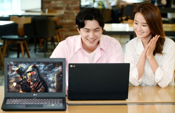 LG전자 모델들이 10일 출시한 게이밍 노트북 '15G880'으로 게임을 즐기고 있다.