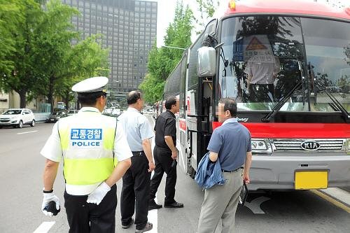 한국교통안전공단이 대형교통사고 예방을 위해 전세버스 차량이 많이 모이는 주요 출·도착지 및 관광지 등에서 관계기관 합동단속 및 점검을 시행하고 있다.
