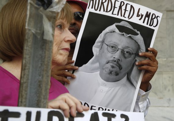 미국 워싱턴DC 사우디 아라비아 대사관 앞에서 10일(현지시간) 자말 카쇼기 실종 사건 해명을 요구하는 시위대가 카쇼기의 사진을 들고 서 있다.AP연합뉴스