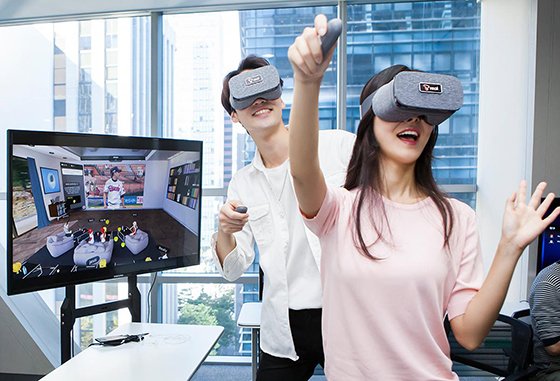 SK텔레콤 모델들이 '옥수수 소셜 VR'을 이용해 스포츠 콘텐츠를 시청하고 있다.