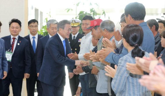 [fn포토] 제주해군기지 갈등 강정마을, 대통령 첫 방문