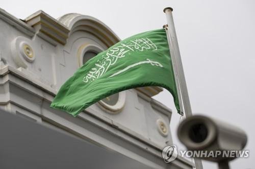 A Saudi flag flutters near a security camera are seen in front of the residence of the Saudi consul in Istanbul, Turkey, 12 October 2018.EPA연합뉴스