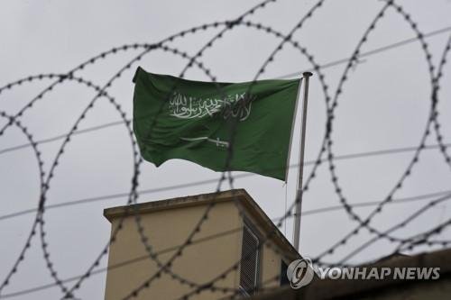 A flag of Saudi Arabia flies behind barb wire, on the roof top of Saudi Arabia's consulate in Istanbul, Saturday, Oct. 13, 2018.AP연합뉴스