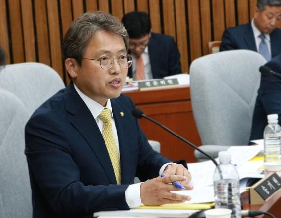14일 더불어 민주당 송기헌 의원은 국내 외국인 체류자중 중국 국적 체류자는 가장 많은 규모인 105만9482명이고,국내 외국인 불법체류자는 태국 국적이 가장 많다 고 밝혔다.