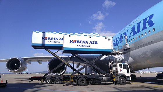 대한항공 지상조업 자회사 한국공항 직원들이 기내식을 항공기에 탑재시키고 있다.