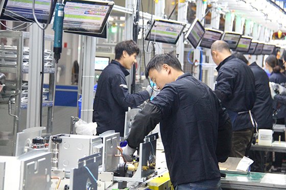 연내 완공 예정인 경동나비엔 중국법인 베이징 신공장에서 현지 직원들이 12일 가스보일러 신제품 시험생산을 하고 있다.