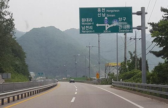 지난해 6월말 서울-양양고속도로 개통으로 관광객들의 통행량이 급격히 줄어든 홍천-인제구간 44번국도의 썰렁한 모습.