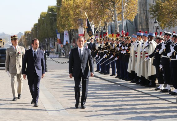 프랑스를 국빈방문 중인 문재인 대통령이 15일 오후(현지시간) 파리 개선문 광장에서 열린 공식환영식에서 의장대를 사열하고 있다. 연합뉴스