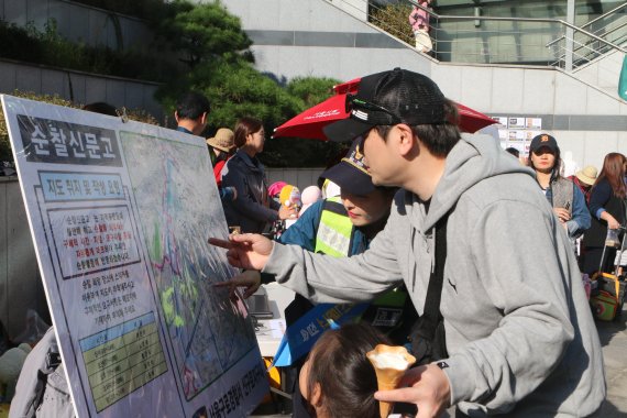 구로구 주민들이 14일 탄력순찰지점을 신청하고 있다./사진=구로경찰서 제공