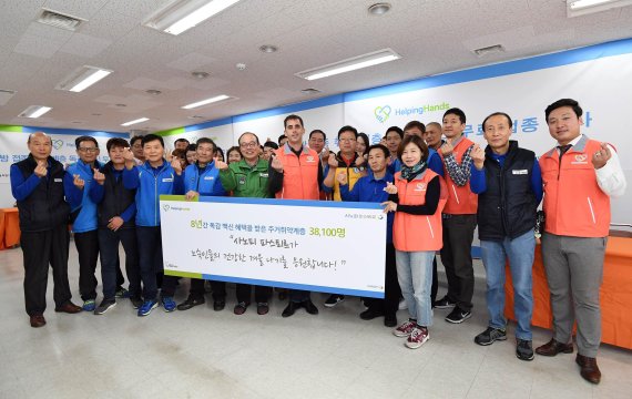 밥티스트 드 클라랑스 사노피 파스퇴르 대표(앞줄 왼쪽 7번 째)와 임직원들이 독감예방접종 행사를 진행한 후 기념사진을 찍고 있다.