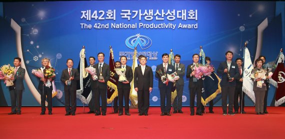 정승일 산업통상자원부 차관(앞줄 왼쪽 여섯번째)은 16일 서울 코엑스에서 열린 '제42회 국가생산성대회'에서 정부 훈·포장 수상자들과 함께 기념촬영을 하고 있다.