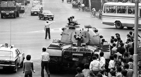 부마민주항쟁 39주년을 맞아 항쟁의 주무대였던 부산에서 부마민주항쟁 정신을 기리기 위한 기념식이 열렸다. 부마민주항쟁 당시 부산 시내에 등장한 탱크.