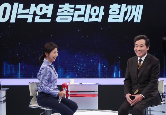 이낙연 국무총리(오른쪽)가 17일 새벽 방송된 MBC 100분토론 800회 특집에 출연해 국정 현안에 대해 발언하고 있다.