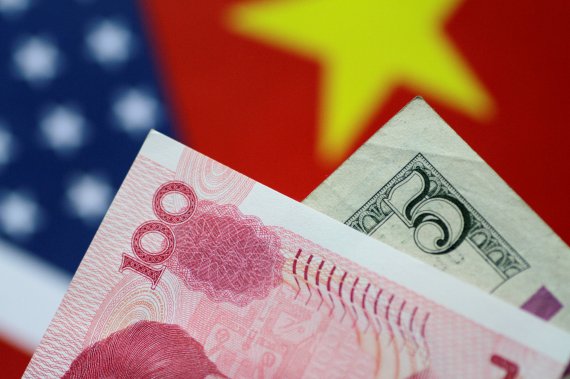 중국 위안(왼쪽)과 달러.로이터연합뉴스