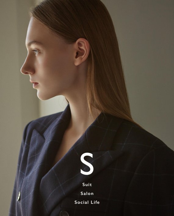 신세계백화점이 직접 만든 여성복 S가 론칭 한 달 만에 목표 매출을 초과달성했다