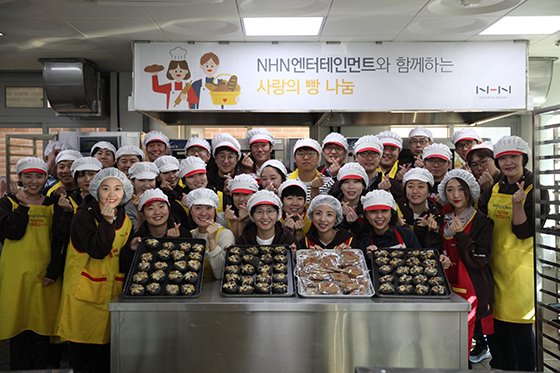 NHN엔터테인먼트 임직원 40여명이 최근 경기도 성남시 수정구에서 열린 대한적십자사와의 봉사활동에서 독거노인에게 전달할 빵을 만들고 기념촬영을 하고 있다.