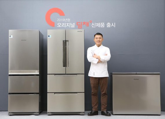 대유위니아 2019년형 김치냉장고 딤채 출시 기념 쿠킹 클래스에 참석한 요리연구가 유현수 셰프가 신제품을 소개하고 있다.