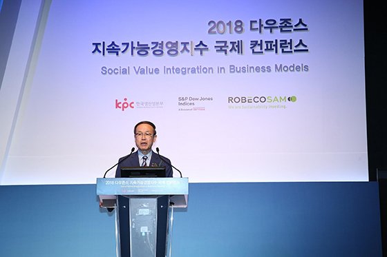 17일 서울 한남동 그랜드 하얏트 서울 호텔에서 열린 '2018 다우존스 지속가능경영지수(DJSI) 컨퍼런스'에서 노규성 한국생산성본부 회장이 개회사를 하고 있다.