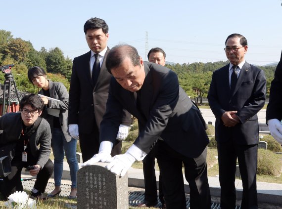 자유한국당 김병준 비상대책위원장이 17일 광주 북구 운정동 국립 5·18민주묘지를 찾아 김의기 열사의 묘소를 참배하고 있다. 연합뉴스