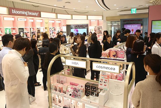 롯데면세점은 17일 서울 명동본점에 새롭게 오픈한 '스타에비뉴 코너'에 국내 중소·중견 뷰티 브랜드들이 참여하는 화장품 편집매장 '블루밍뷰티(Blooming Beauty)'를 선보인다.