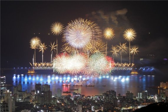제14회 부산불꽃축제가 27일 광안리해수욕장 일원에서 열린다. 지난해 열린 부산불꽃축제에서 화려한 불꽃쇼가 펼쳐지고 있다.