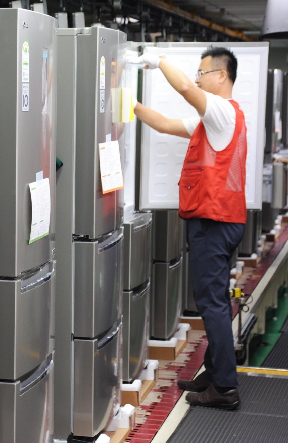 LG전자 직원이 18일 경남 창원시에 있는 냉장고 생산라인에서 ‘LG 디오스 김치톡톡’ 스탠드형 모델을 생산하고 있다.