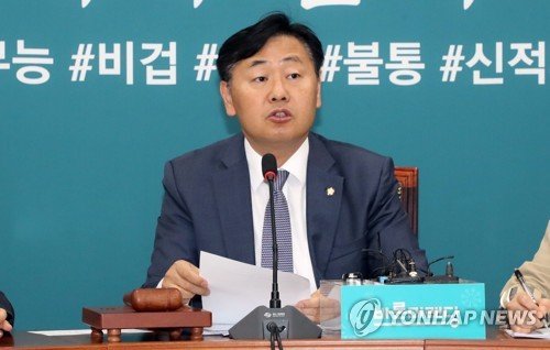 (서울=연합뉴스) 최재구 기자 = 바른미래당 김관영 원내대표가 18일 국회에서 열린 국감대책회의에서 발언하고 있다. jjaeck9@yna.co.kr (끝) /사진=연합뉴스