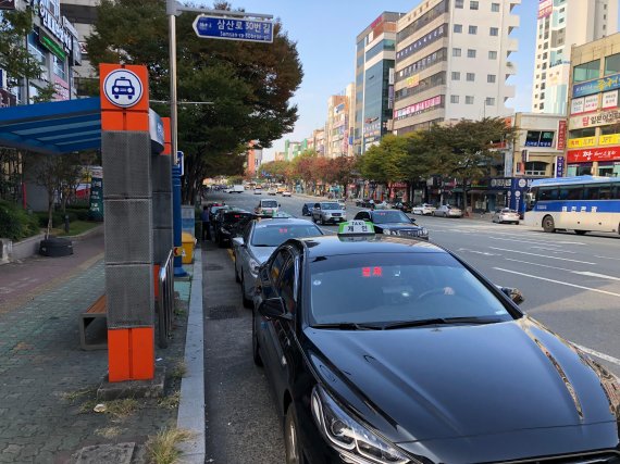 18일 카카오 카풀 서비스에 반발해 전국 택시업계가 결의대회를 위한 파업을 예고했지만 서울과, 경기도 등 수도권을 제외한 전국 주요 도시에서는 택시 운행이 정상적으로 이뤄졌다. 이날 오전 울산시 남구 공업탑 택시승강장에서 영업 중인 택시의 모습.