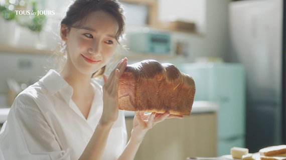 뚜레쥬르의 새로운 광고 모델 윤아가 식빵을 소개하고 있다.