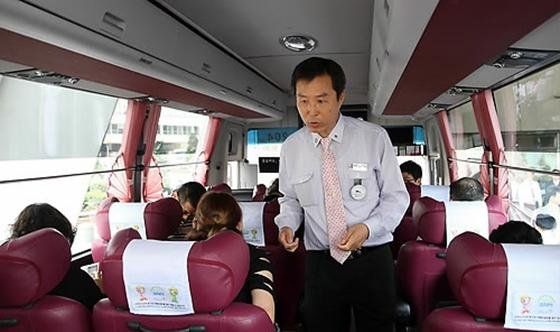 고속버스 운전기사가 서울 강남구 서울고속버스터미널에서 출발 전 승객들에게 안전벨트 착용 안내를 하고 있다. 사진=연합뉴스