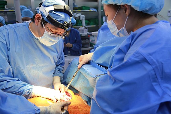 중앙대학교병원 흉부외과 박병준 교수(왼쪽)가 육종 환자에게 3D프린팅을 이용한 흉곽을 이식하고 있다.