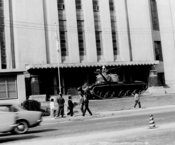 박정희정부의 '10월유신' 선포 다음날인 1972년 10월 18일 M48전차가 서울시민회관 계단 위에서 경계를 하고 있다. /사진=e영상역사관